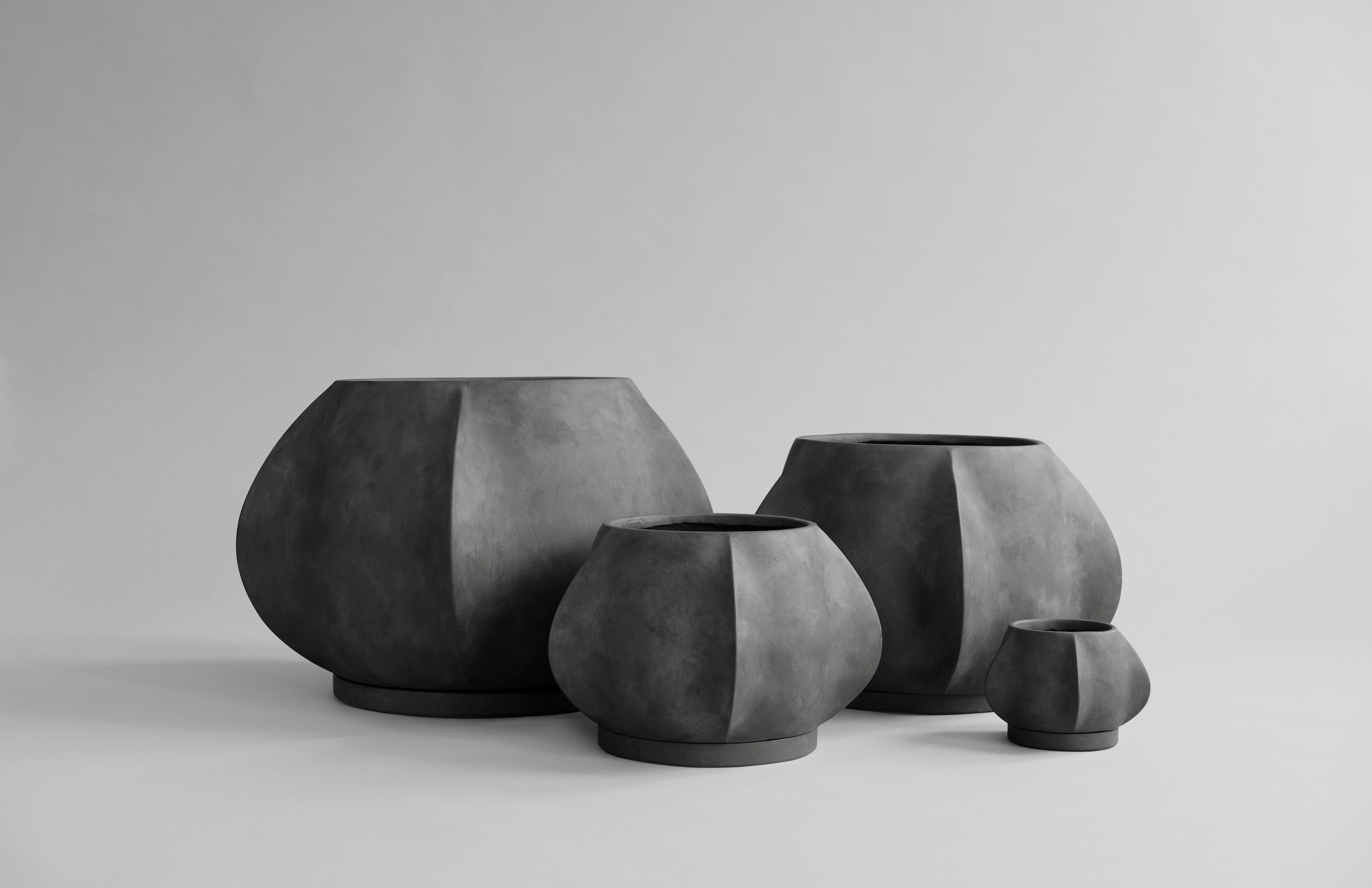 Arket Plant Pot, Big - Dark Grey