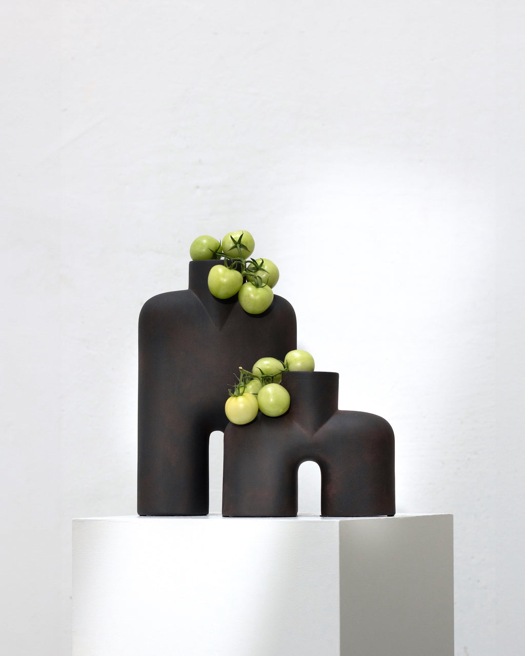 Cobra Vase Tall, Medio - Black